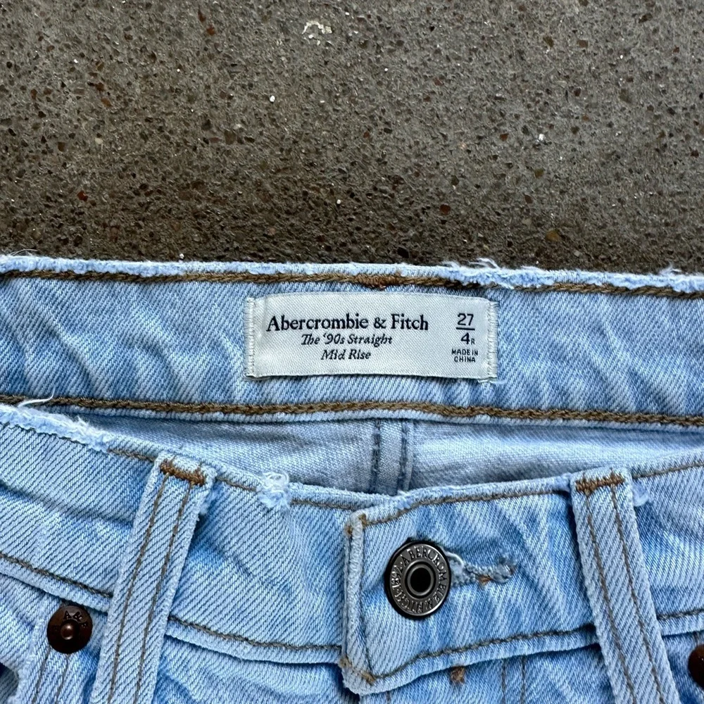 Abercrombie & Fitch The ‘90s Straight Mid Rise Light Marble Size 27|4R Jeans - Picture 9 of 10